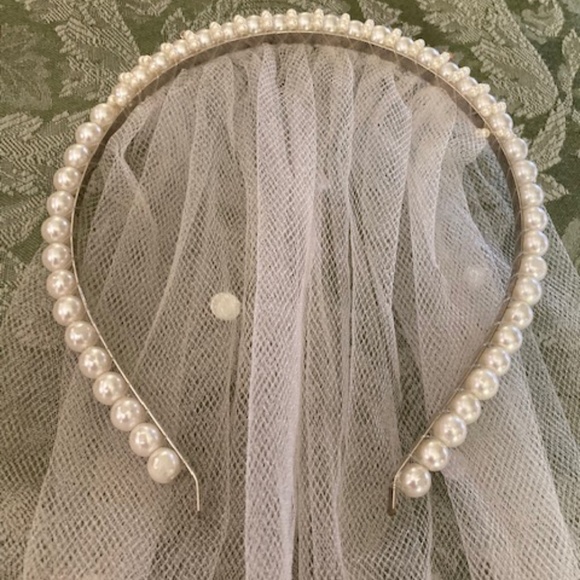 Vintage Pearl Headband With Tulle Veil - Picture 7 of 15